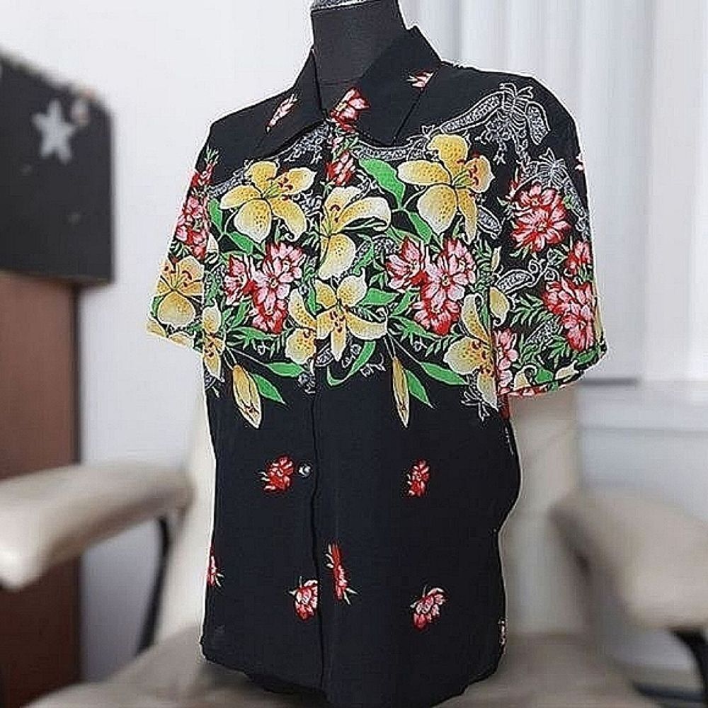 Vtg black floral short sleeve button down cotton Hawaiian shirt